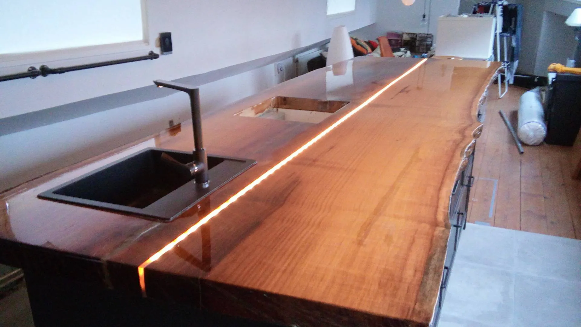 Arbeitsplatte mit Epoxidharz veredelt Kundenprojekte