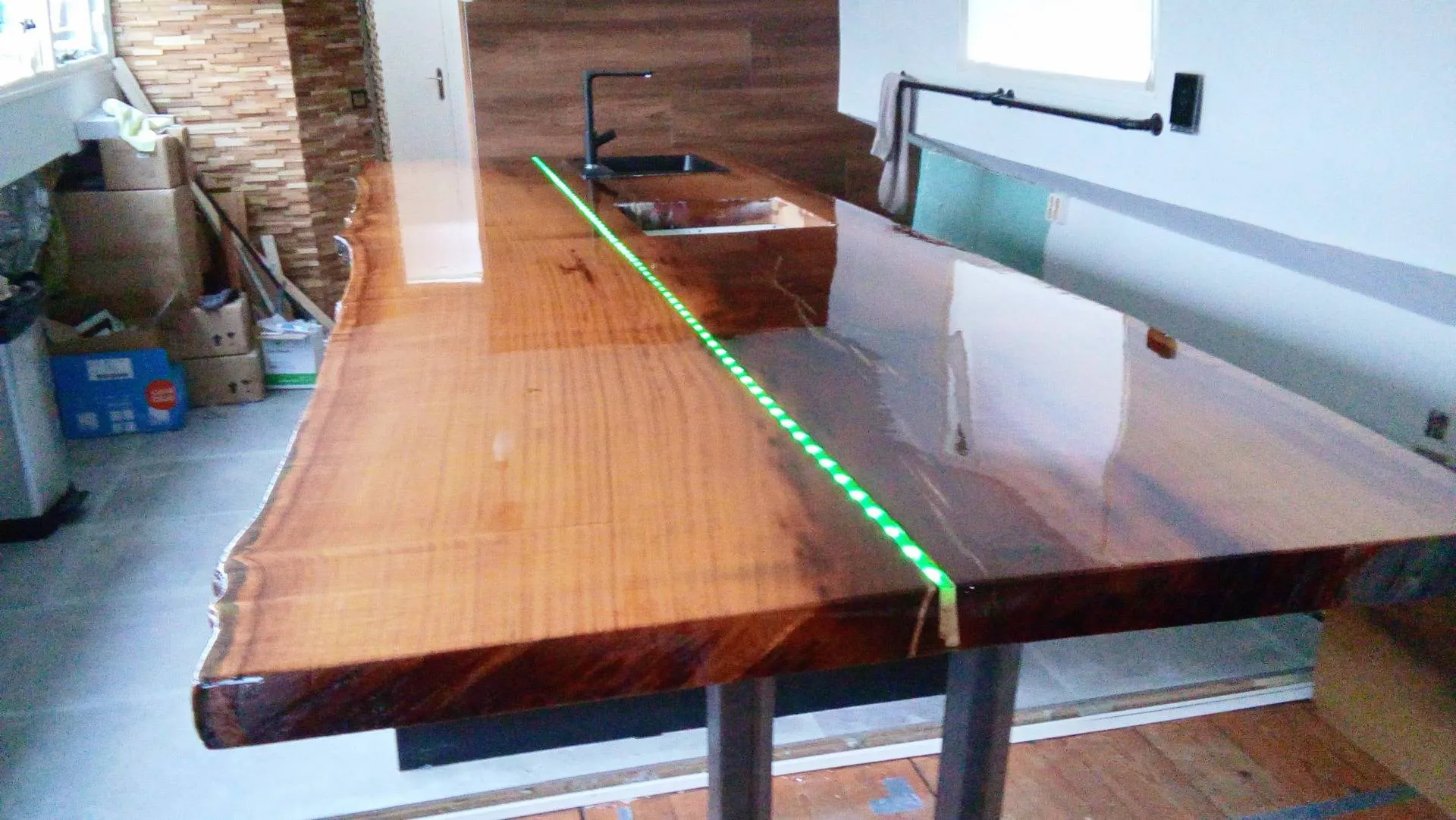 Arbeitsplatte mit Epoxidharz veredelt Kundenprojekte