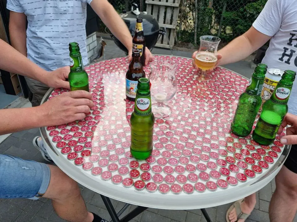 resultaat bierdop tafel.