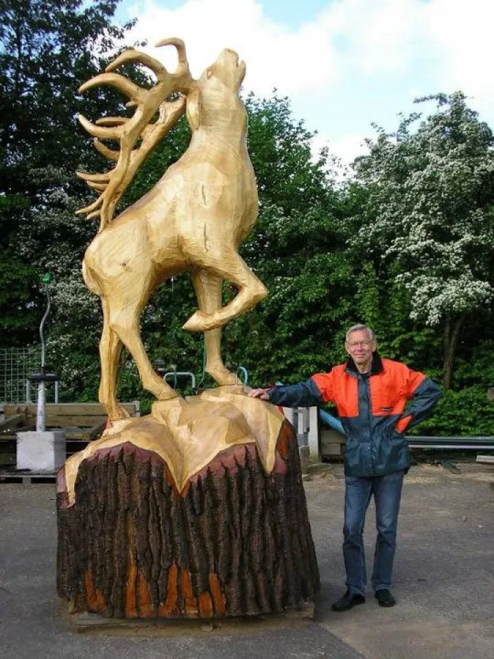 Dik van Oers – Restaurierung einer hölzernen Hirschstatue