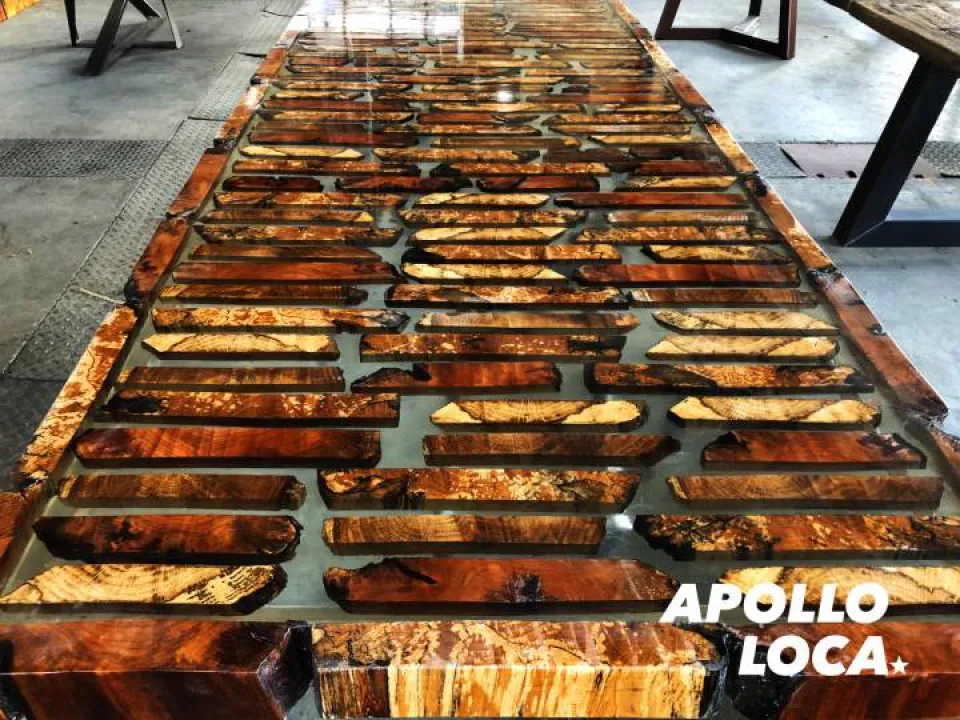 Apollo Loca: Holztische mit Epoxidharz