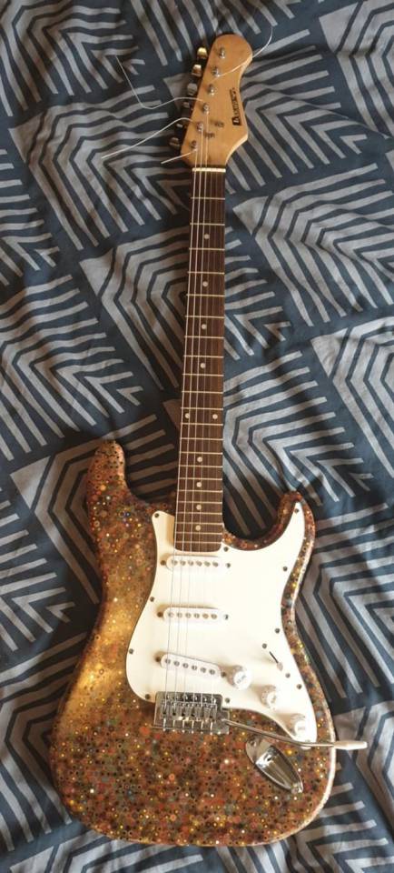 E-Gitarre aus Epoxidharz und Bleistiften