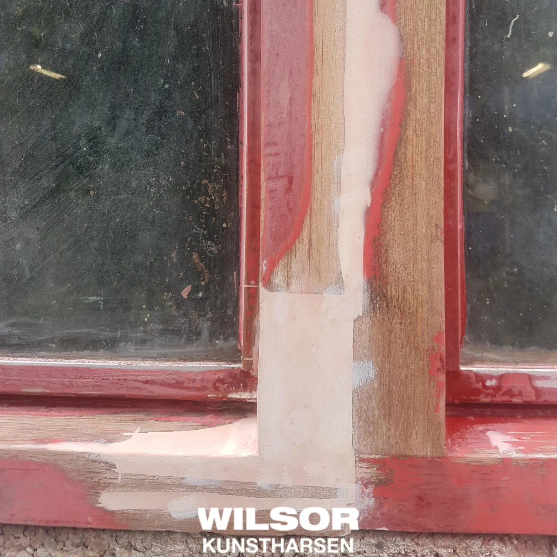 Houtrotvuller na schuren.